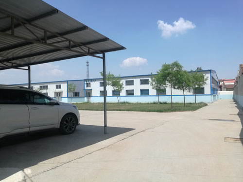 德州健之源地處魯西北平原，毗鄰黃河故道森林公園，生產(chǎn)條件環(huán)境優(yōu)越，擁有現(xiàn)代化的廠房，標(biāo)準(zhǔn)化的生產(chǎn)車間，公司擁有三證：SC食品生產(chǎn)許可證、GMP證、食品出口生產(chǎn)企業(yè)證書，生產(chǎn)過程中采用ISO22000管理體系進(jìn)行科學(xué)管理，并擁有近十年的生產(chǎn)加工經(jīng)驗(yàn)，產(chǎn)品口感、湯色、功效等各項(xiàng)指標(biāo)均能達(dá)到客戶滿意，生產(chǎn)采用全自動帶線帶牌袋泡茶包裝機(jī)生產(chǎn)線，有全套的粉碎和超微粉碎、分篩、烘干、滅菌、制粒、制袋等設(shè)備，科學(xué)的生產(chǎn)工藝和嚴(yán)格規(guī)范的滅菌殺毒技術(shù)。